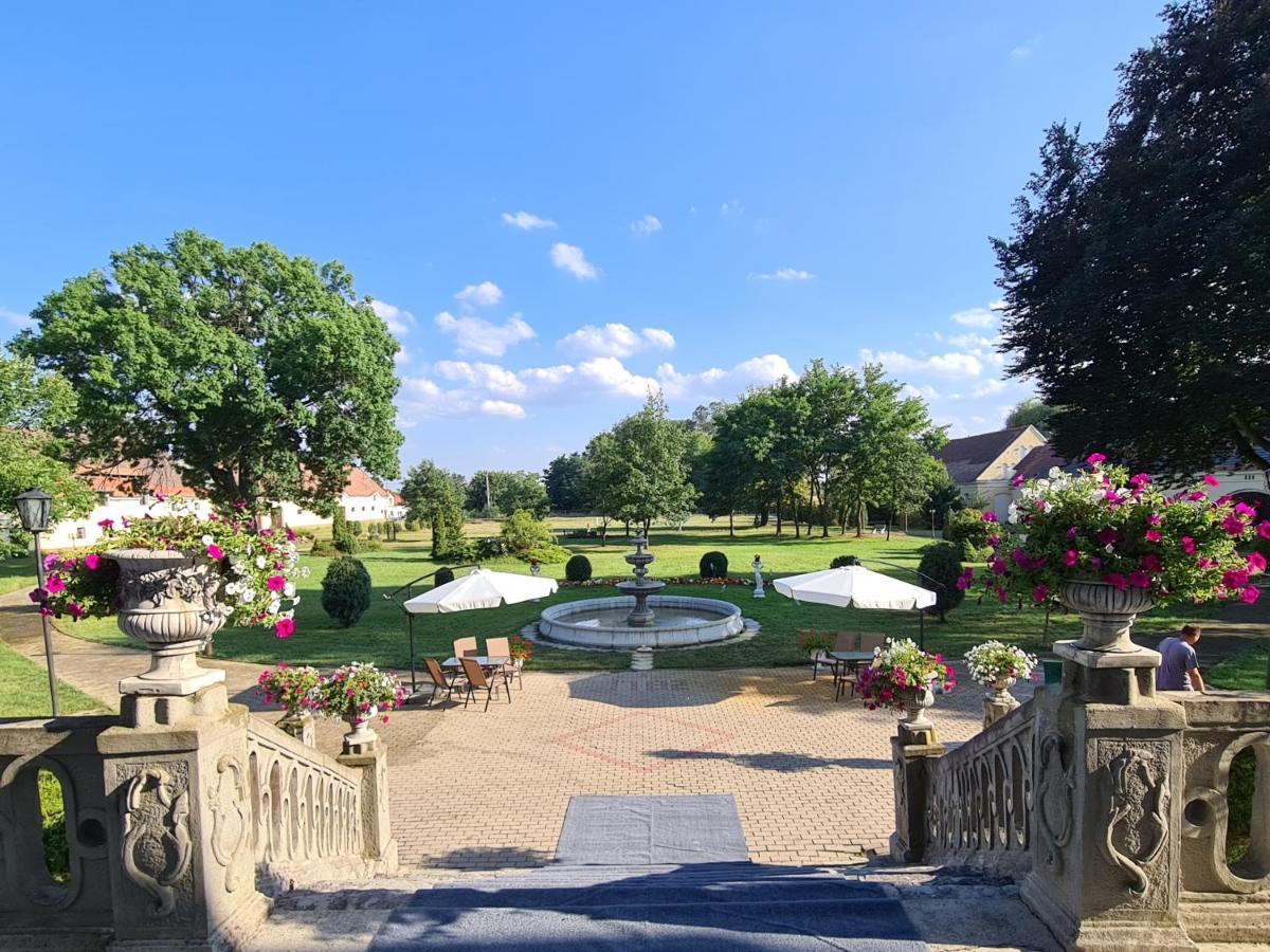 Palac Henrykow Szprotawa Экстерьер фото