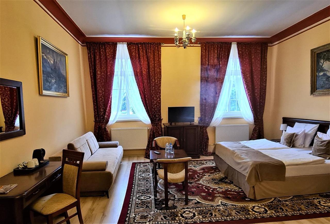 Palac Henrykow Szprotawa Экстерьер фото