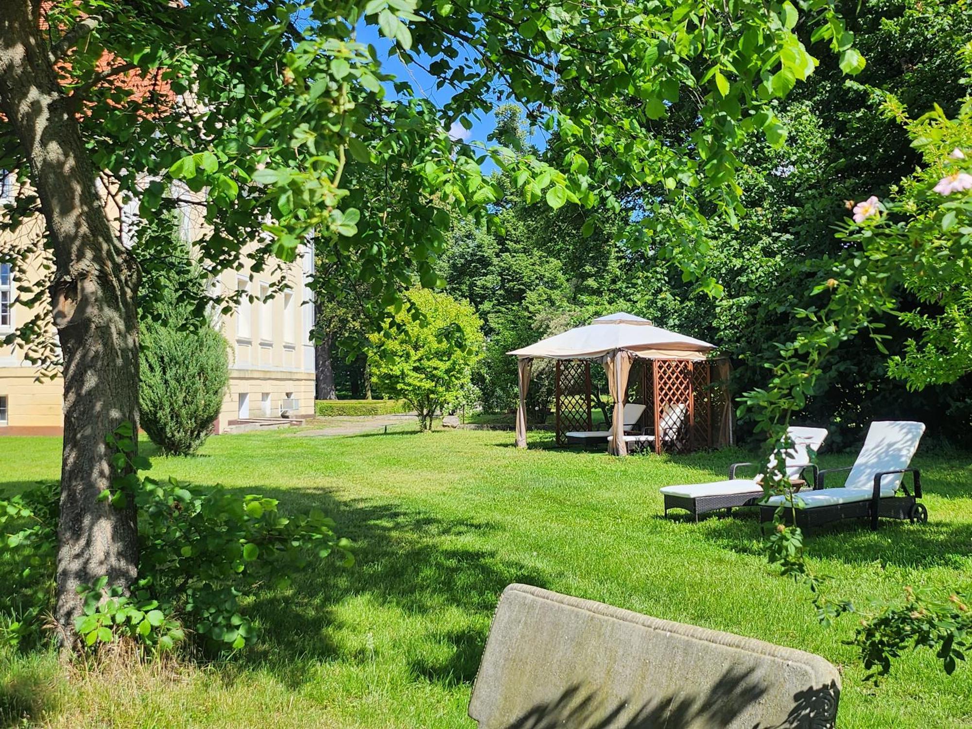 Palac Henrykow Szprotawa Экстерьер фото
